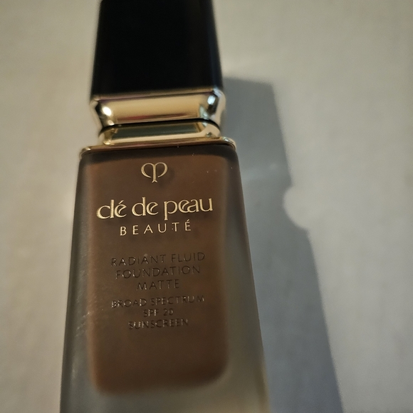 Cle de peau radiant fluid foundation. 36 ml net weight. - Picture 5 of 7